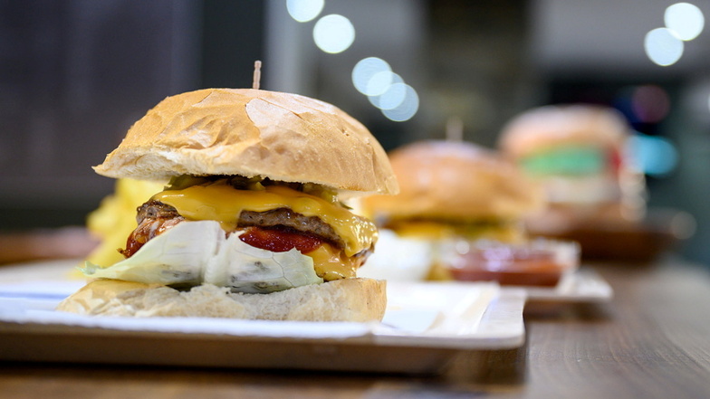 Ein Cheeseburger in einem Fast-Food-Restaurant. Das Bundesernährungsministerium prüft, ob Kalorien-Angaben in Speisekarten möglich und sinnvoll sind.