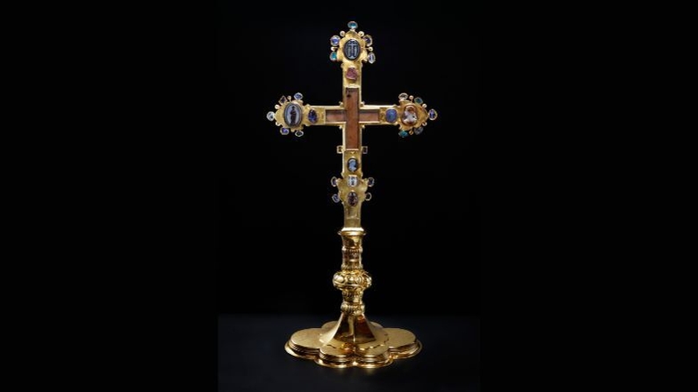 Das goldene Böhmische Reliquienkreuz, bekannt als Krönungskreuz, stammt aus Prag und wurde in den 1360er-1370er Jahren gefertigt.