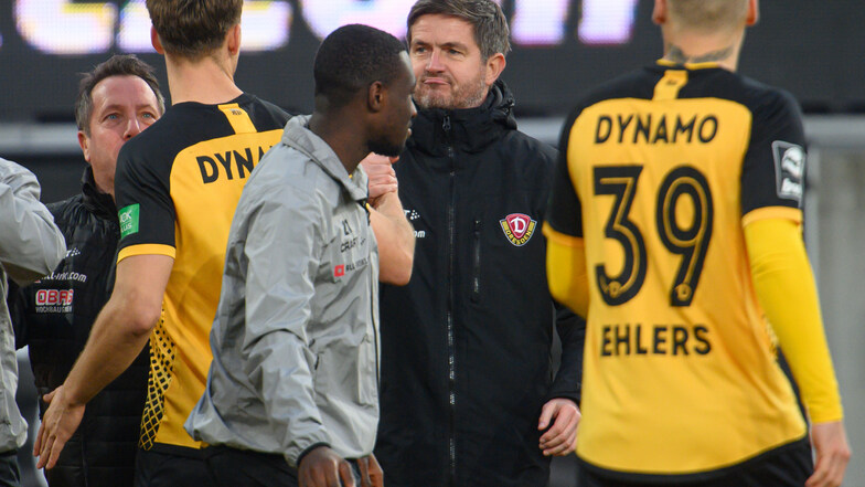 Dynamos Sportchef Ralf Becker (Mitte) ist mit dem Kader sehr zufrieden, einen Umbruch bei Aufstieg werde es deshalb nicht geben.