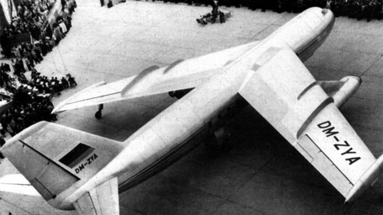 Der Prototyp der „152“ (Kennzeichen DM-ZYA), dem ersten eigenentwickelten Passagierstrahlflugzeug der DDR, wird auf dem Flughafen Dresden den Massen präsentiert (Archivfoto vom 30.04.1958).