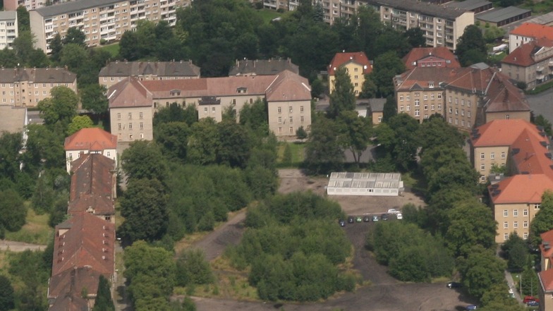 Der Villingenring 2 (oben, am Rand des Platzes) in Zittau ist inzwischen abgerissen worden. Nun soll die Kaserne, Villingenring 4 (2. Gebäude von oben am Rand des Platzes) fallen.