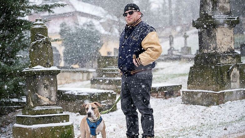 Der Görlitzer Rapper "Rino Royal" posiert mit seinem Hund auf dem Görlitzer Nikolaifriedhof, einem der Drehorte seines ersten Musikvideos.