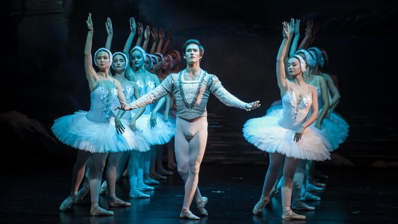 Das Ballett erzählt die Geschichte vom Prinzen Siegfried und der Prinzessin Odette, von Sehnsucht, Schmerz und vor allem vom Sieg der Liebe über das Böse.