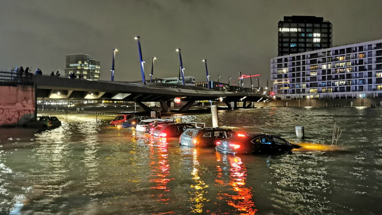 Hamburg: Autos stehen unter Wasser.