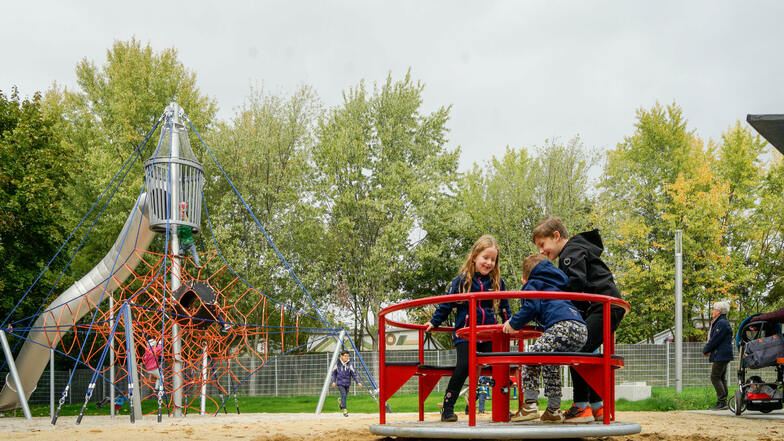 Der neue Spielplatz im Bautzener Stadtteil Gesundbrunnen wurde zur Eröffnungsfeier gut besucht. Er hat für alle Altersgruppen etwas zu bieten.