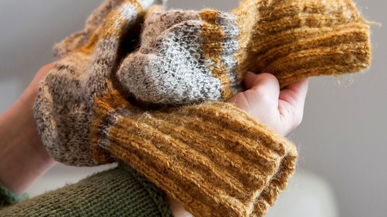 Cathy Petzold verarbeitet ihre Wolle und auch zugekaufte Wolle selbst. Sie strickt daraus Socken (Foto), Jacken und Handschuhe.