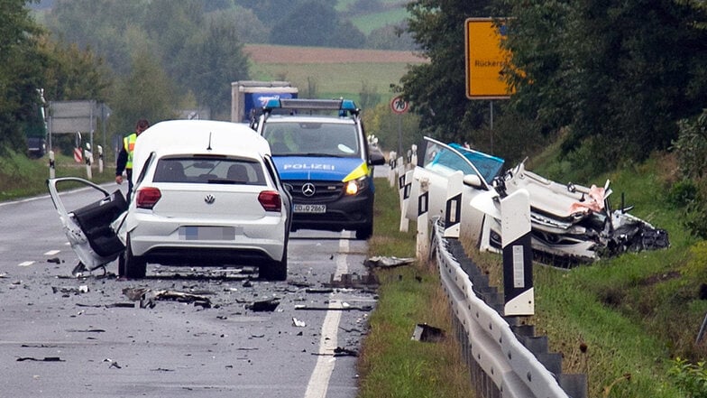 Demolierte Autos nach dem schweren Verkehrsunfall am Donnerstagmorgen auf der S156 zwischen Neustadt und Bischofswerda. Vier Menschen wurden verletzt.