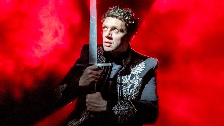 Christian Friedel in der Titelrolle von Macbeth am Dresdner Staatsschauspiel. Mit seiner Band Woods of Birnam legt er erneut ein Ein-Tages-Festival auf.
