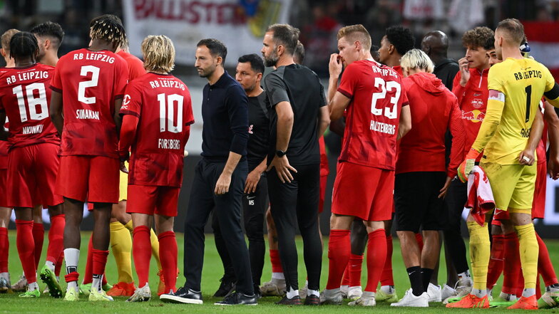 Leipzigs Spieler stehen nach der 0:4-Niederlage um Cheftrainer Domenico Tedesco.