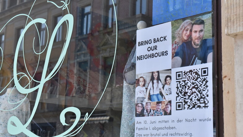 Auch in dem Schaufenster des Stoffladens "Landfee" hängt in der Pirnaer Innenstadt ein Plakat, das auf das Schicksal der abgeschobenen Familie I. hinweist.