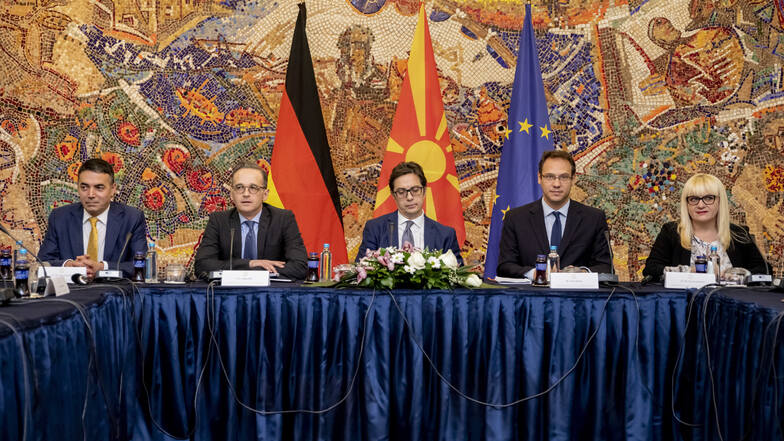 Ein Bild von Außenminister Heiko Maas (2.v.l.) letztes Jahr in Nordmazedonien. In der Mitte sitzt Stevo Pendarovski, Staatspräsident von Nordmazedonien.