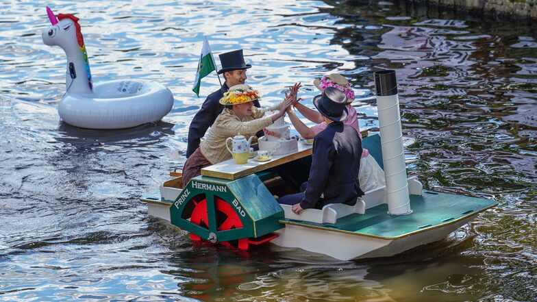 Eine vornehme Teegesellschaft hatte die Abschlussklasse 23 aufs Boot gebracht - und macht mit dem Mini-Schaufelraddampfer ordentlich Meter.