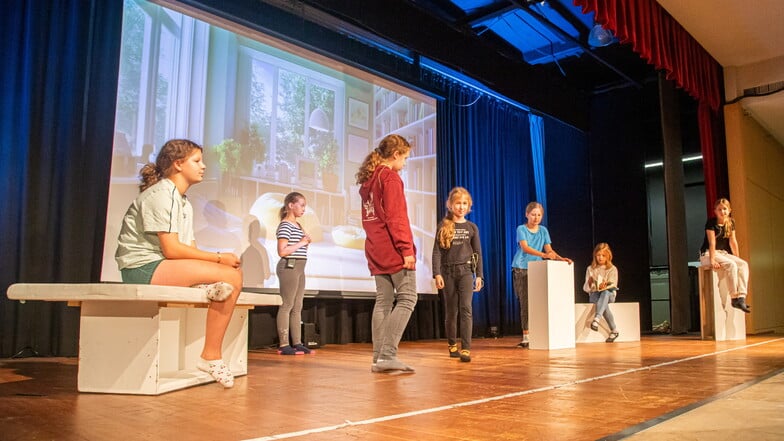 Mehrere Mädchen haben sich bereit erklärt, auch Sprechrollen zu übernehmen, sodass manche im Stück spielen und tanzen.