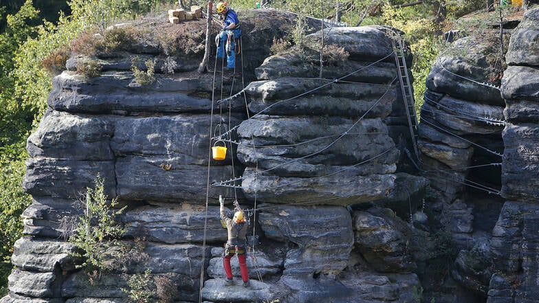 Gefährliche Situationen am Felsen muss das Spezialistenteam oberhalb der Amselfallbaude meistern.