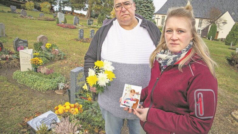 Der Friedhof im Brand-Erbisdorfer Stadtteil Langenau ist für Manfred Deißenbeck und seine Tochter Corinna ein Rückzugsort zum Trauern.