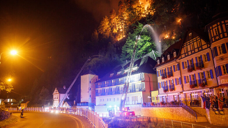 Im tschechischen Grenzort Hrensko kommen die Flammen Häusern gefährlich nahe.