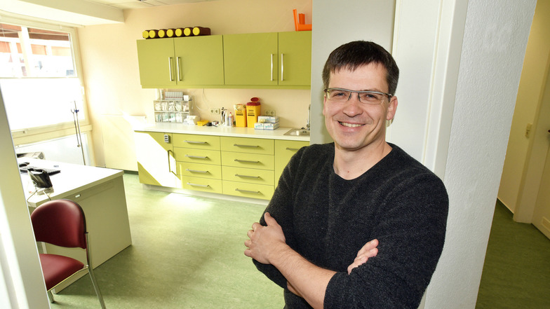 Dr. Kay Herbrig in den neuen Räumen: Der Arzt erweitert seine Hausarztpraxis in Herrnhut - und startet zugleich mit Bauarbeiten durch.