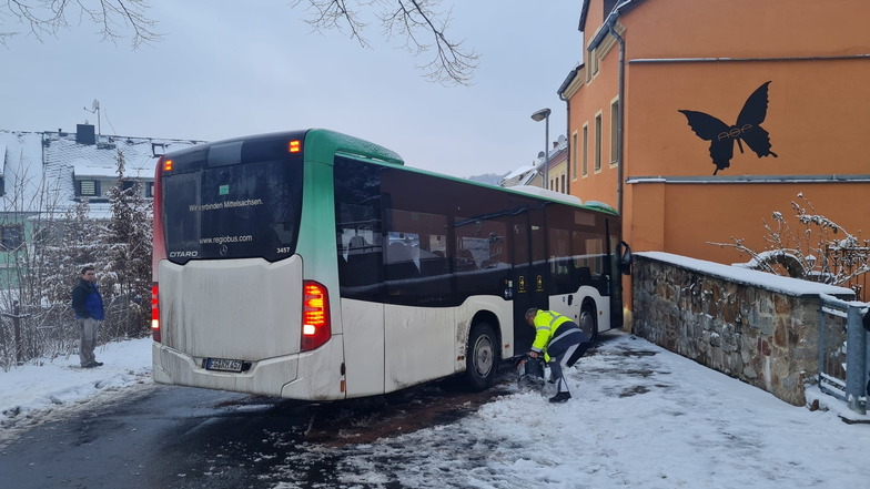 Bus landet in Waldheim an der Hauswand