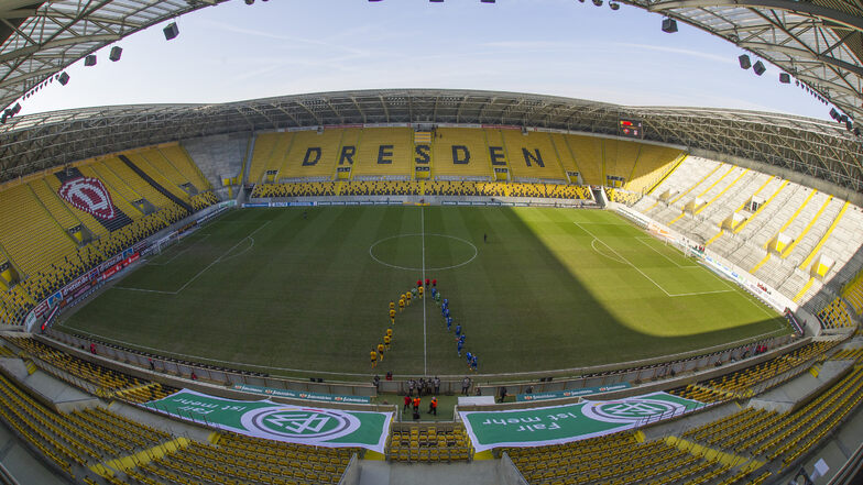 Zum zweiten Mal blieb das Dresdner Stadion bei einem Punktspiel von Dynamo am 7. Februar 2015 leer. Nach Ausschreitungen bei der Partie in Rostock im November 2014 verhängte das Sportgericht erneut einen Zuschauerausschluss. Die Schwarz-Gelben verloren gegen Rot-Weiß Erfurt mit 0:1. 