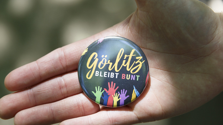 Mit diesem Anstecker wirbt die Initiative „Görlitz bleibt bunt“ für Mitstreiter. Das Motiv hat Maik Blessau entworfen.