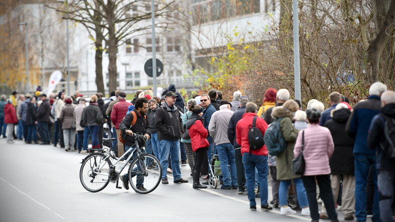 In der Kälte haben heute früh hunderte Menschen an der Mensa in Zittau auf eine Impfung gewartet.