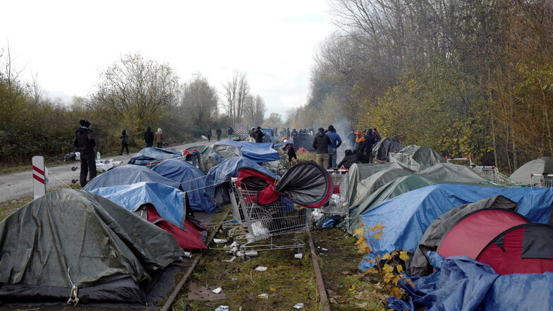 Zelte sind in einem behelfsmäßigen Lager außerhalb von Calais aufgebaut.
