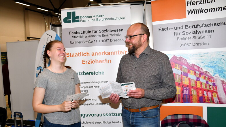 Esther möchte vielleicht Erzieherin werden und Lars Jürkel (Mitarbeiter D & K Fach- und Berufsfachschulen) erklärte ihr, welche Inhalte diese Ausbildung hat.