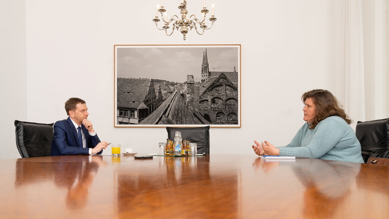 Sachsens Ministerpräsident Michael Kretschmer befragt in der Staatskanzlei in Dresden Annette Binninger, Politikchefin der Sächsischen Zeitung.