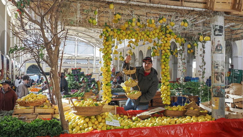 Das Auge isst mit: Zitronenhändler Hamza in der Medina von Tunis.