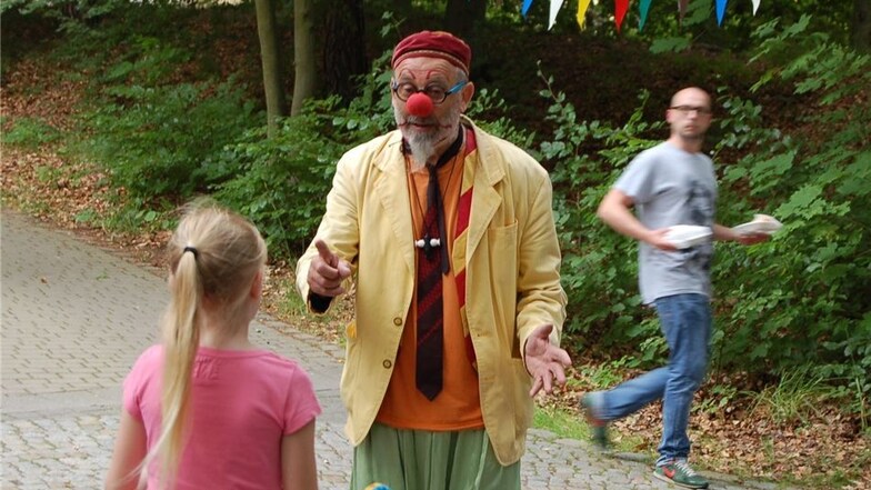 Clown Attel wird am Sonnabend überall auf dem Festgelände zu finden sein.