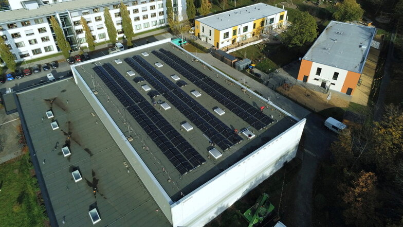 Neue Solaranlage auf der Sporthalle an der Seminarstraße: Sie deckt mindestens 50 Prozent des Stromverbrauchs der Halle.
