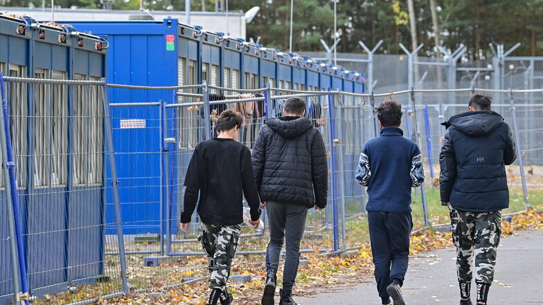 Flüchtlinge in der Zentralen Erstaufnahmeeinrichtung für Asylbewerber Brandenburgs. Die CDU will das Asylrecht grundlegend ändern.