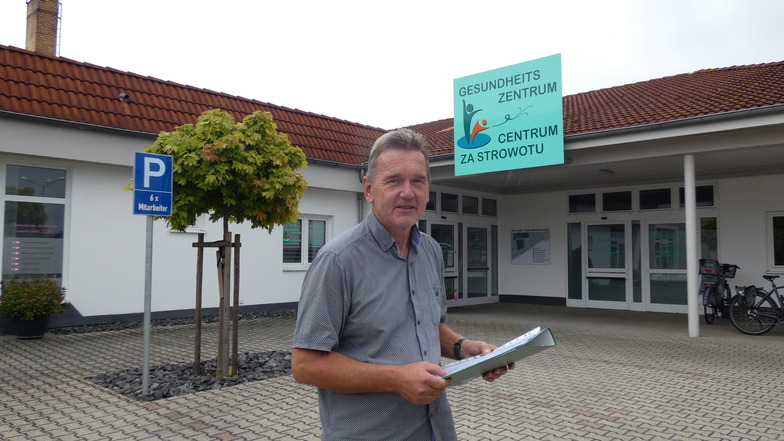 Betreiber Rudolf Richter im September 2022 vor dem Gesundheitszentrum in Königswartha: Damals konnte er den bevorstehenden Bezug der neuen Urologie-Praxis verkünden.