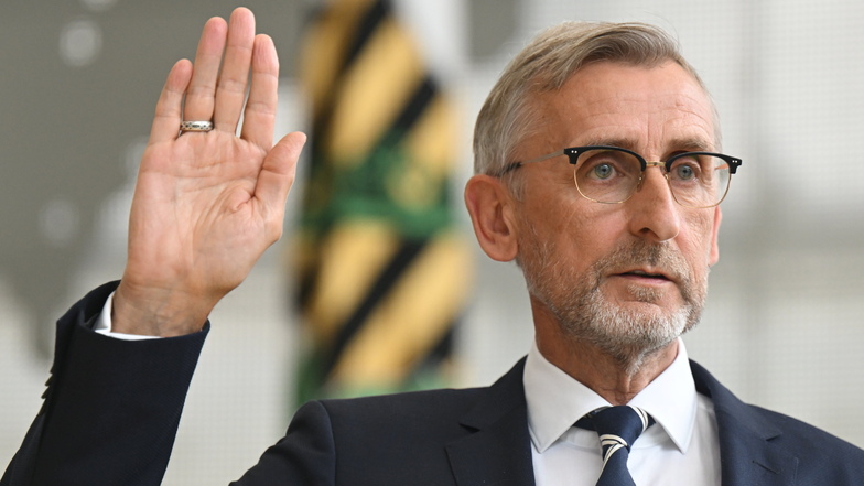 Armin Schuster (CDU), der neue Innenminister in Sachsen, wird im Sächsischen Landtag vereidigt.