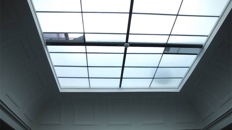 Für Licht im gesamten Raum sorgt eine breite Fensterfront an der Decke.