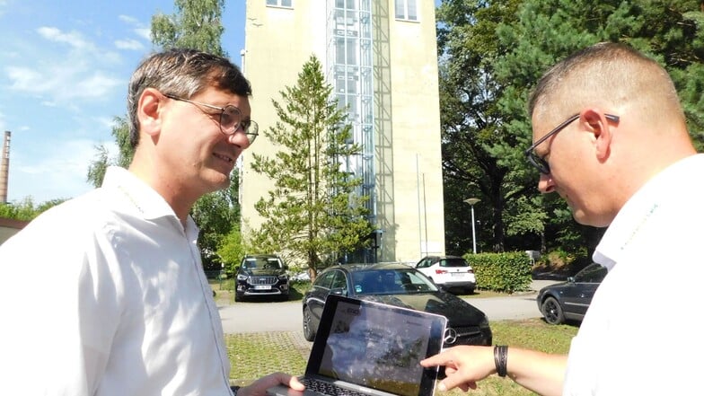 Sven Mimus, Geschäftsführer der ENO (li) und Projektbetreuer Uwe Garack sind froh, dass es durch Kohlemillionen endlich eine Lösung für die marode und unwirtschaftliche Immobilie im Gewerbepark Bad Muskau gibt, die zudem der Stadt und Region einen wirtsch