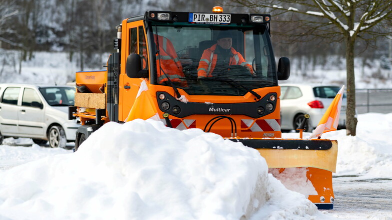 Neuer Multicar beim Winterdienst auf dem Elbeparkplatz in Bad Schandau.