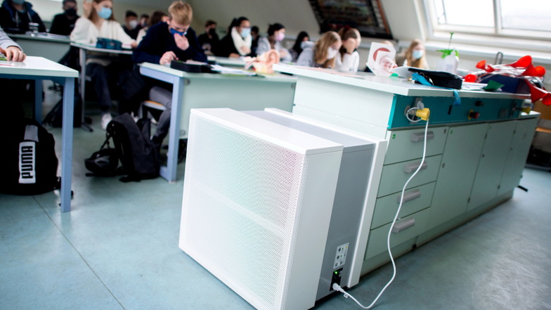 Mobile Luftfiltergeräte sollen die Konzentration von Aerosolen auch in Klassenräumen, die nicht gut belüftet werden können, senken können. In Dresden ist das nur vereinzelt eine Option.