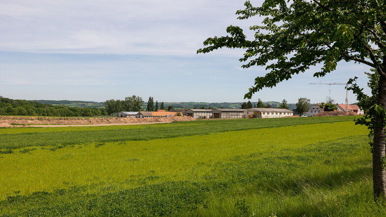 Die ersten Erdarbeiten auf der Wiese bei Kleincarsdorf sind schon zu sehen, die Pläne der Gemeinde hingegen lassen auf sich warten.