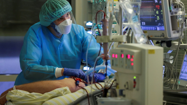 Ein Intensivpfleger versorgt einen Covid-19-Patienten auf der Intensivstation.