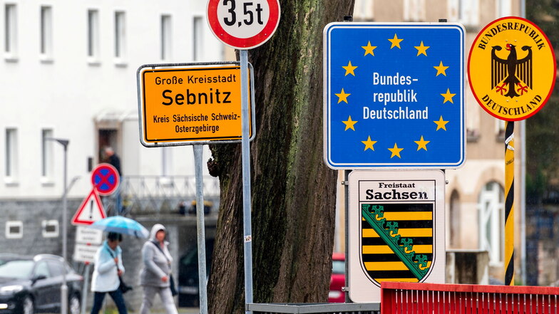 Ob zu Fuß oder mit dem Pkw, am Grenzübergang an der Böhmischen Straße in Sebnitz wurde der nun wieder erlaubte kleine Grenzverkehr genutzt.