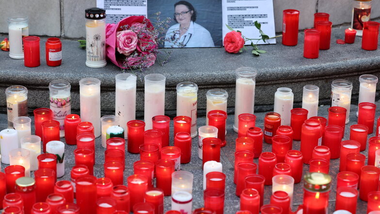 Blumen und ein Foto sind bei einer Gedenkveranstaltung der Initiative #YesWeCare in Erinnerung an die oberösterreichische Ärztin Lisa-Maria Kellermayr in Linz zu sehen.