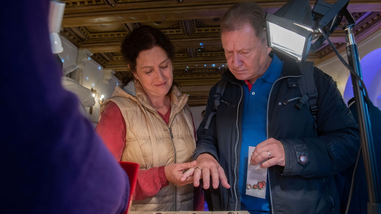 Anke und René heiraten nächstes Jahr im Schloss Schönfeld und sind sich noch unschlüssig wegen der Ringe.