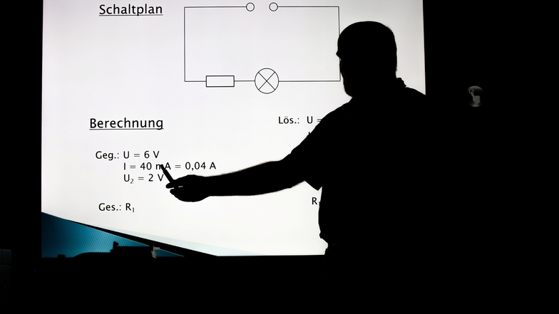 Digitalangebot im Unterricht: Hier erklärt ein Lehrer an einer elektronischen Tafel.