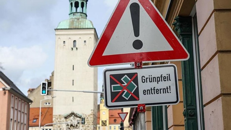 Ein Schild vor der sogenannten Vogelkreuzung weist darauf hin: Der grüne Pfeil an der Ampel ist verschwunden, Autofahrer müssen jetzt bei Rot warten, bis sie abbiegen dürfen.