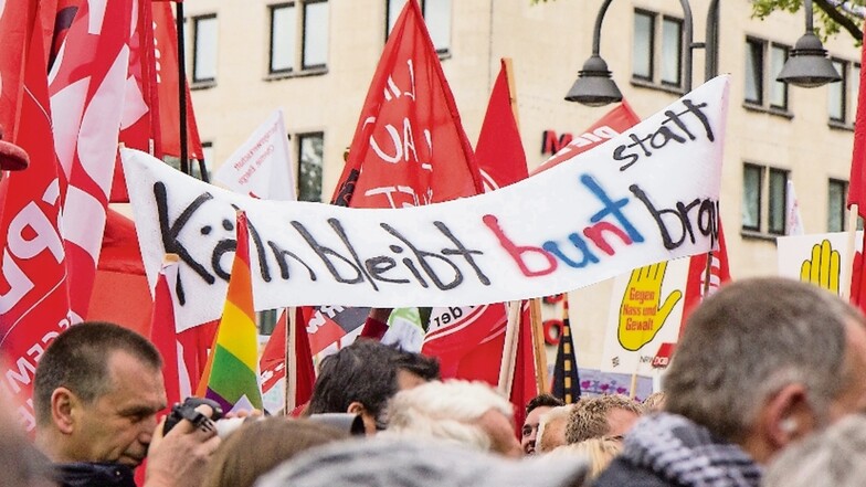 In den vergangenen Jahren waren Proteste gegen die AfD – hier in Köln – ein gewohntes Bild. Nicht immer ging es dabei friedlich zu. Trotzdem sieht die Polizeidirektion in Dresden dem Einsatz derzeit relativ gelassen entgegen.