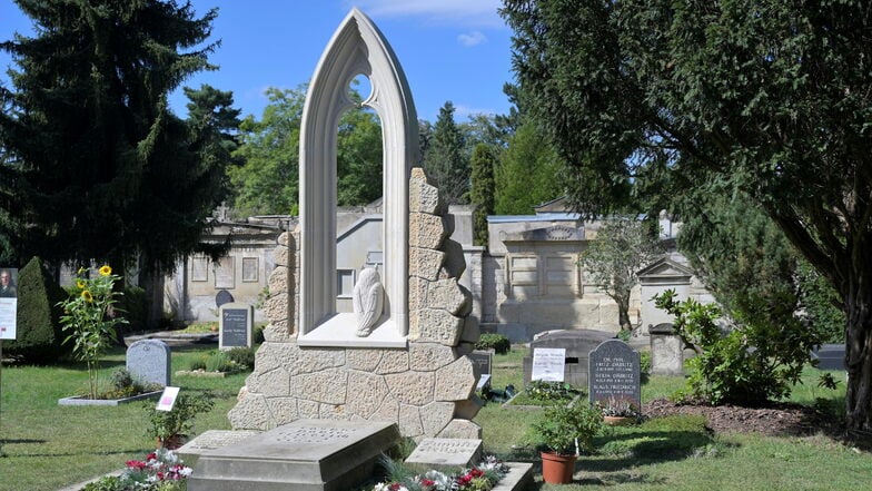 Blick auf die neu gestaltete Grabstelle Caspar David Friedrichs auf dem Dresdner Trinitatisfriedhof.