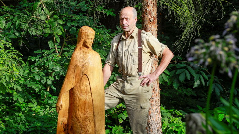 Günter Schönfelder und hat diese anmutige Frauenfigur geschnitzt, die am Montag ihren Platz auf einem Felsvorsprung der Mühlsteinbrüche Jonsdorf einnehmen wird.