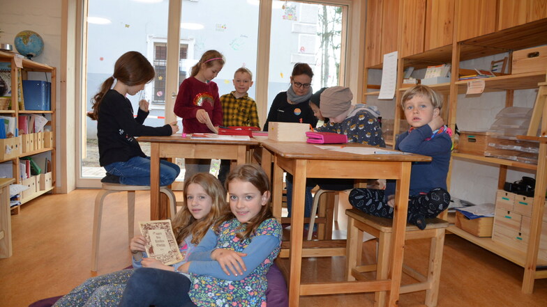 Seit April lernen die Mädchen und Jungen der Schkola in Gersdorf in einem umgebauten Schuppen. Als nächstes soll ein Bauwagen zum Klassenzimmer werden.