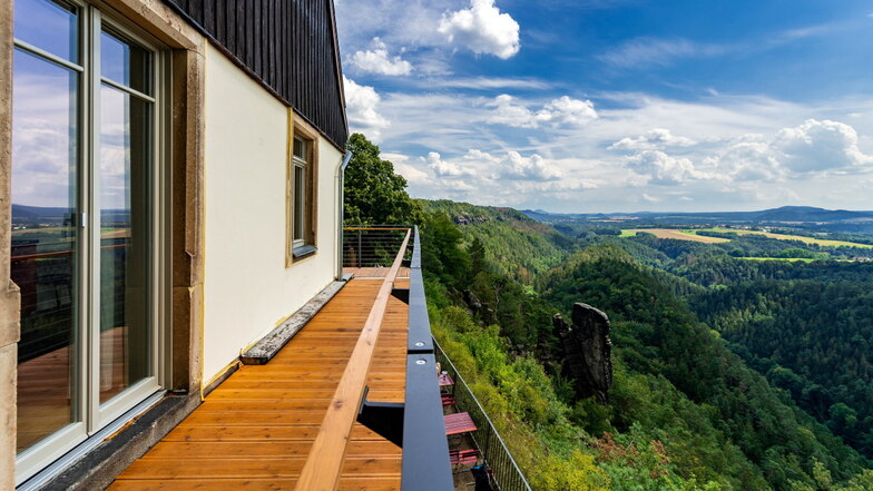"Eine Oase der Ruhe." Blick vom Balkon des frisch renovierten Steinhauses der Brand-Baude in Richtung Schrammsteinmassiv und Böhmen.